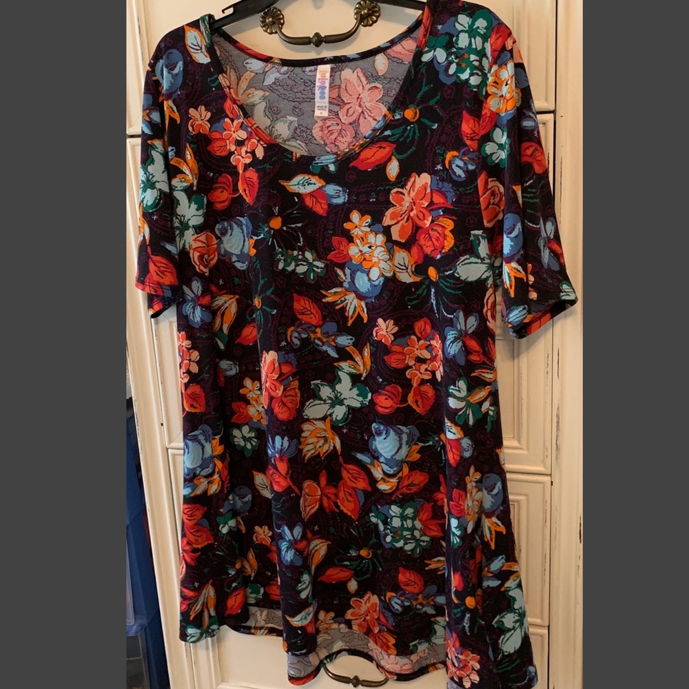 Large Lularoe Perfect Tee